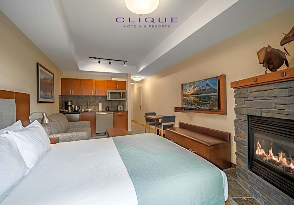 Falcon Crest Lodge by CLIQUE