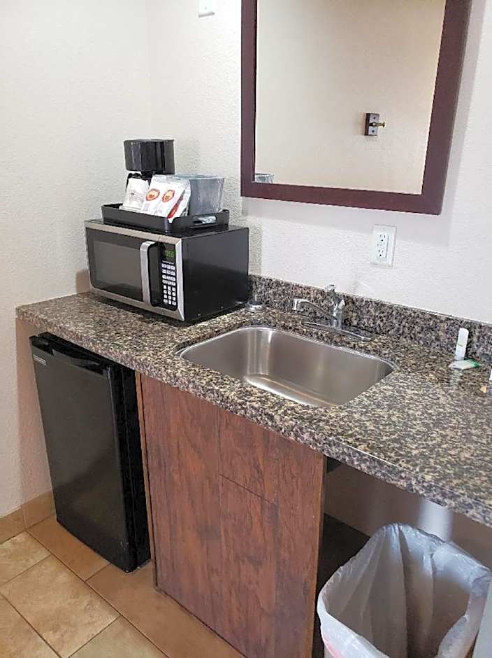 Price Pointe Inn