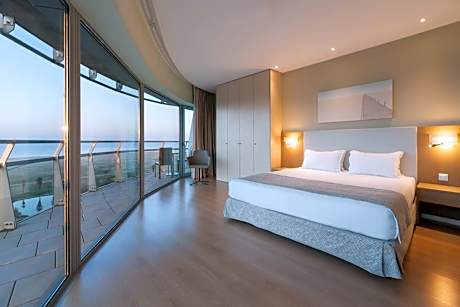 Deluxe Suite with Front Sea View