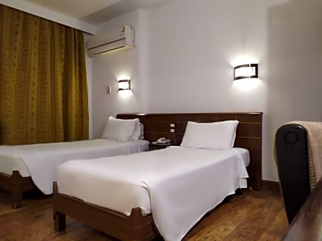 Single Room (1 Double Bed)