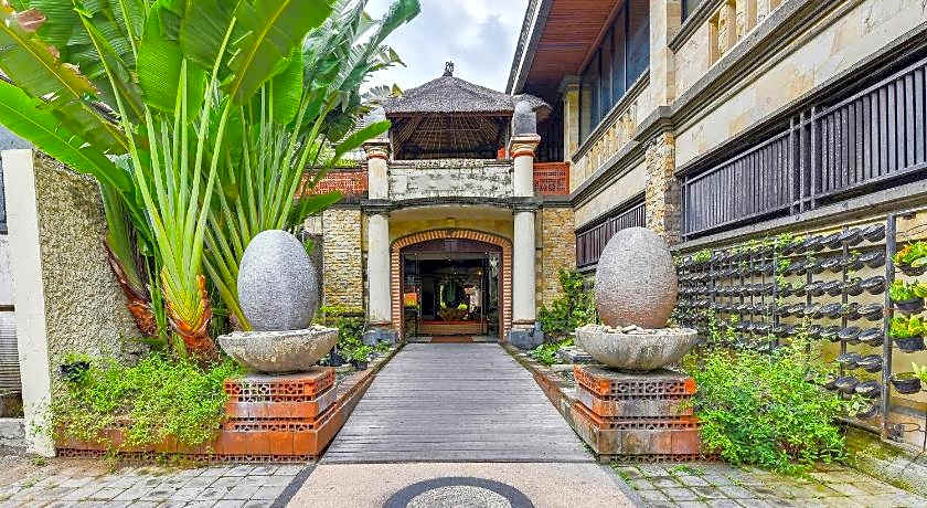 Super OYO Townhouse Oak Maxi Hotel Legian