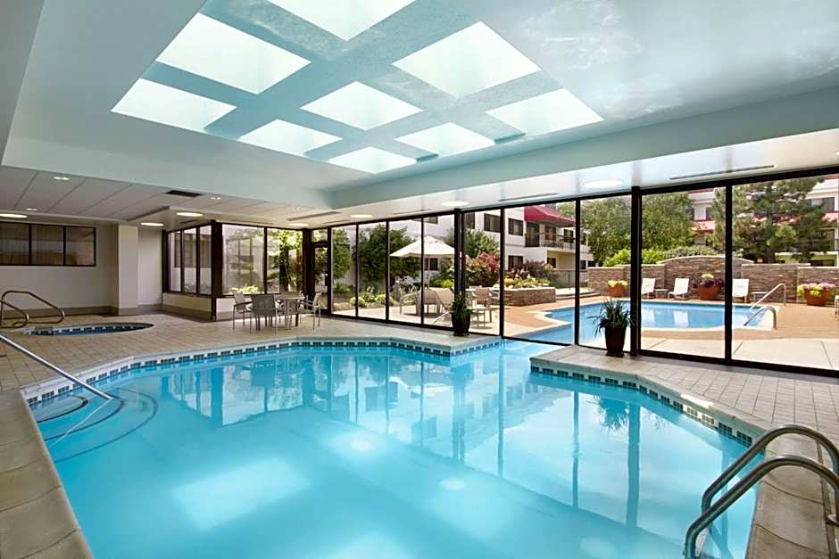 Embassy Suites By Hilton Detroit Metro Airport