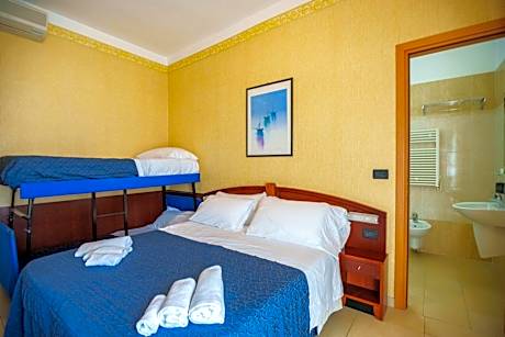 Quadruple Room with Sea View