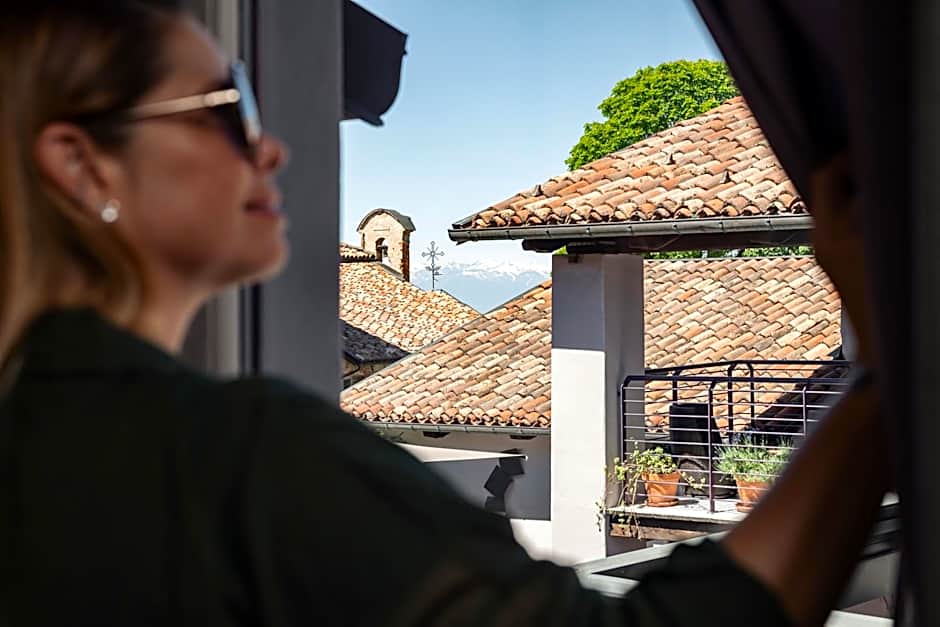 Uve Rooms & Wine Bar