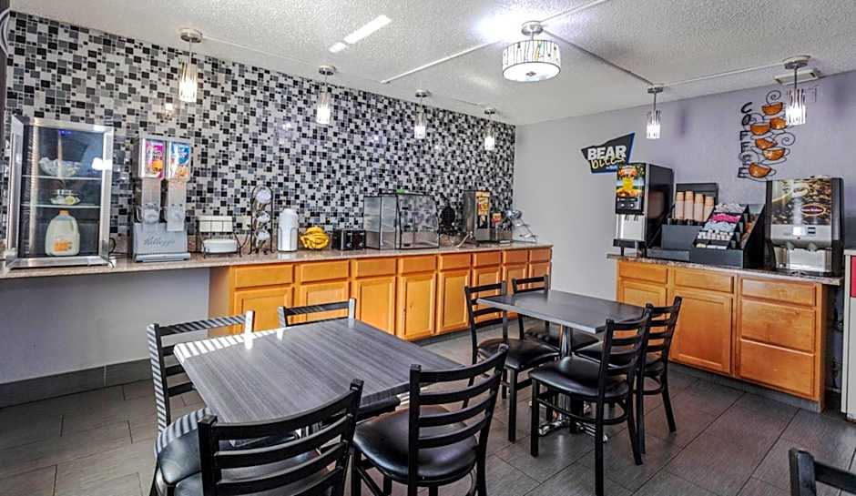 Travelodge by Wyndham Muskegon