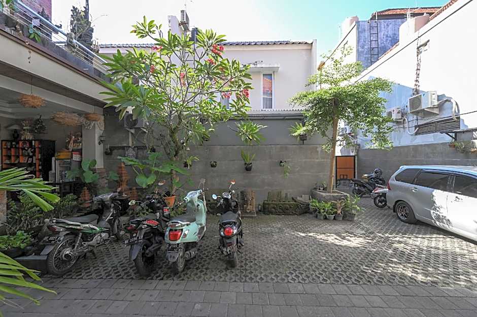 RedDoorz near Mertasari Beach 2