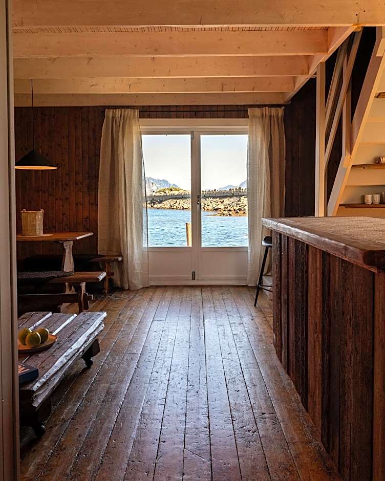 Astra Village - Waterfront Rorbu Cabins in Lofoten