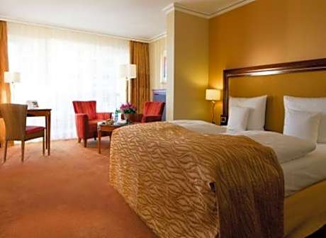 Grand Deluxe Double room with side sea view