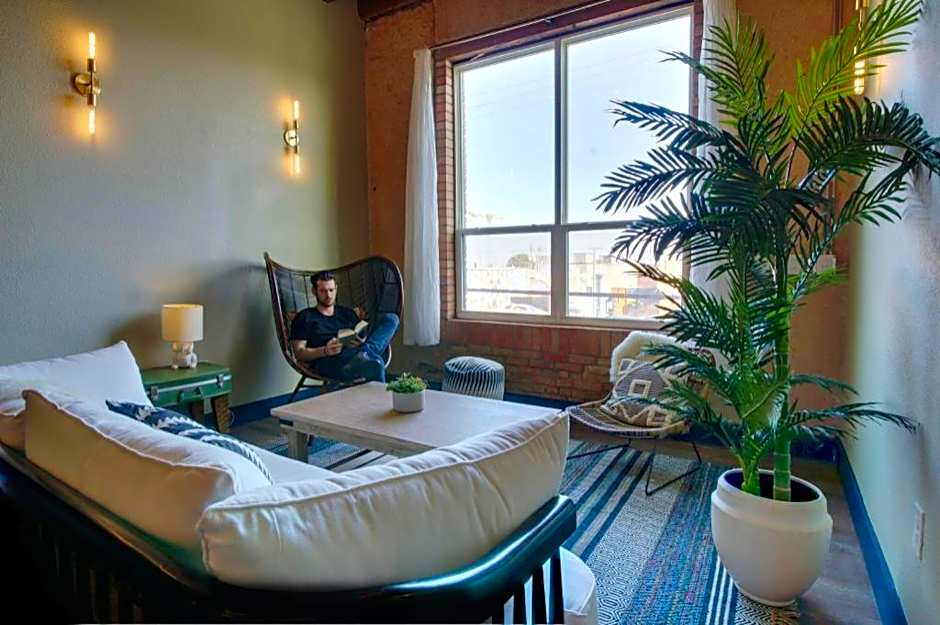 Deep Ellum Hostel - Adults Only