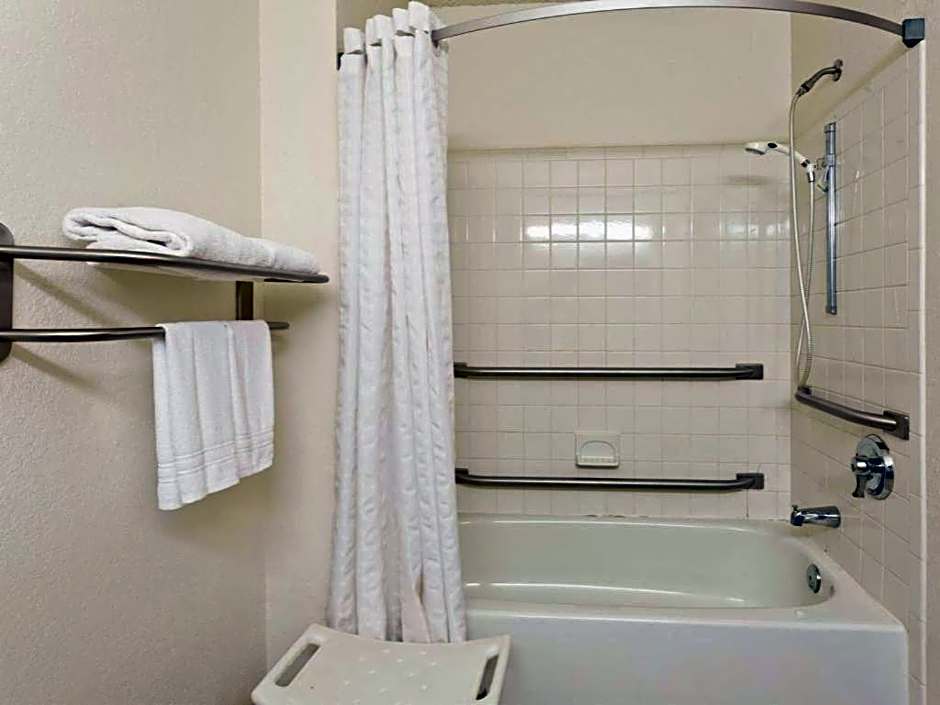 Super 8 by Wyndham Lexington Park/California Area