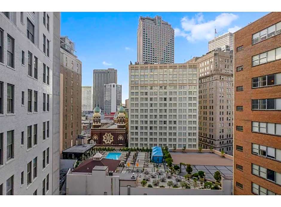 Amazing Condos Beautiful View 2 Blocks To French Quarter, Small Rooftop Pool, Gym, Seanger Theater, Super Dome, And Bourbon St