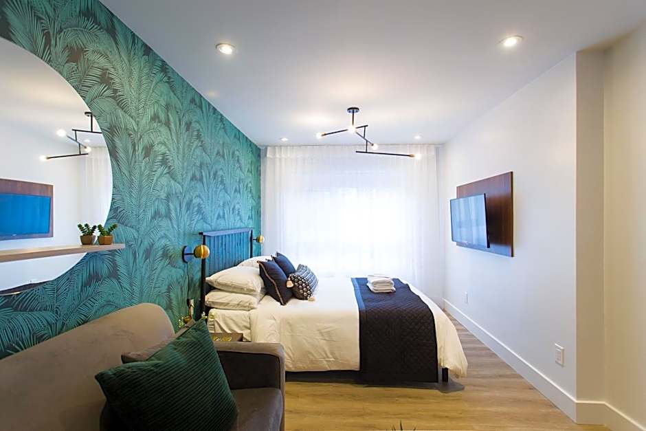 Studio Palms Steps from JeanTalon Market Full Bath by Den Stays