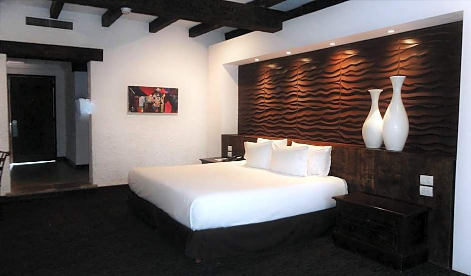 Photo 1 of 11 of 1 King Bed, City View