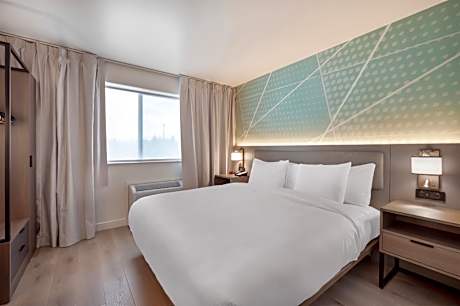1 King Bed, Nonsmoking