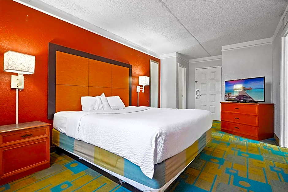 La Quinta Inn by Wyndham Costa Mesa / Newport Beach