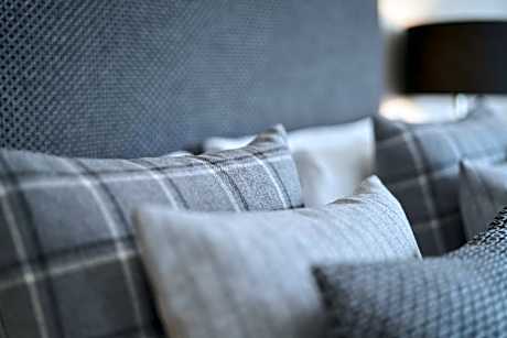 Family Room (2 Adults + 2 Children)