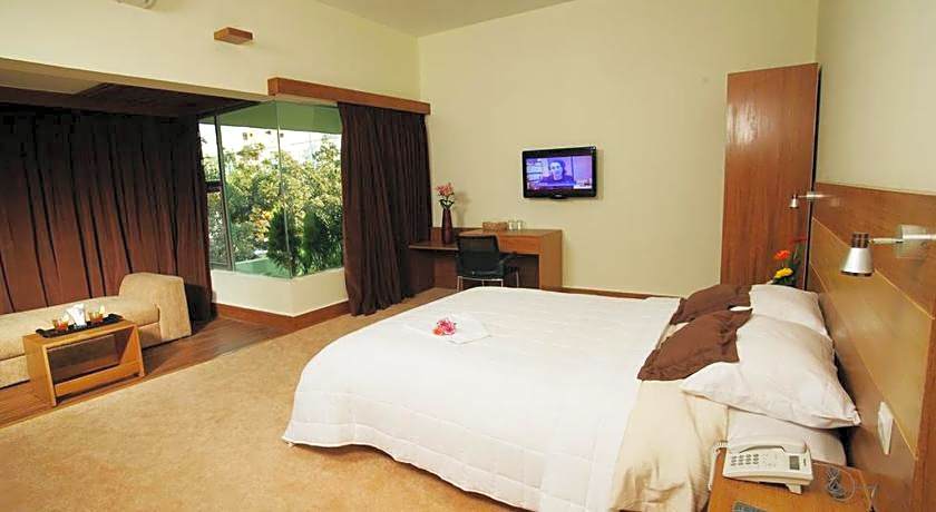 Richmond Hotel And Suites