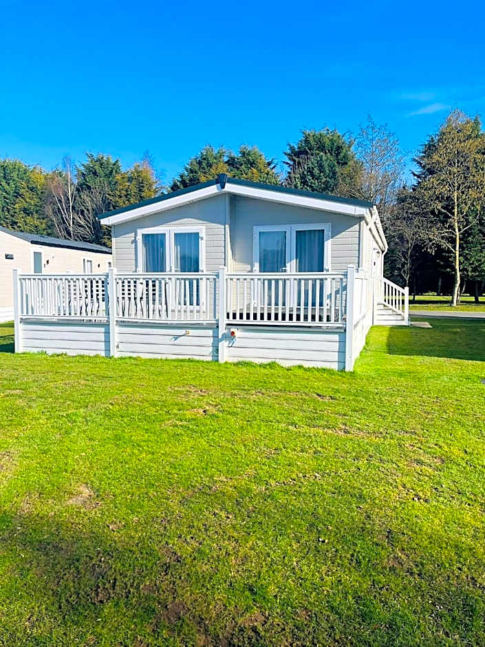 Hemingway Lodge with Hot Tub