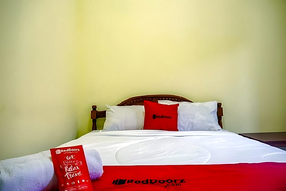 RedDoorz near Buleleng Harbour 2