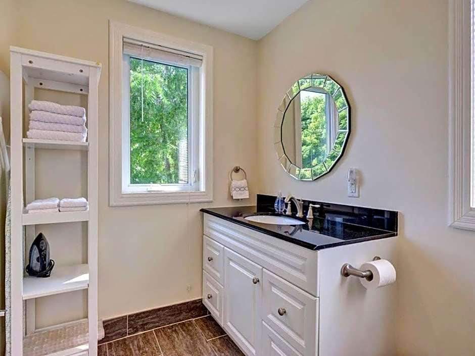 Wind & Waves - Wellington waterfront with Satellite TV & fire pit