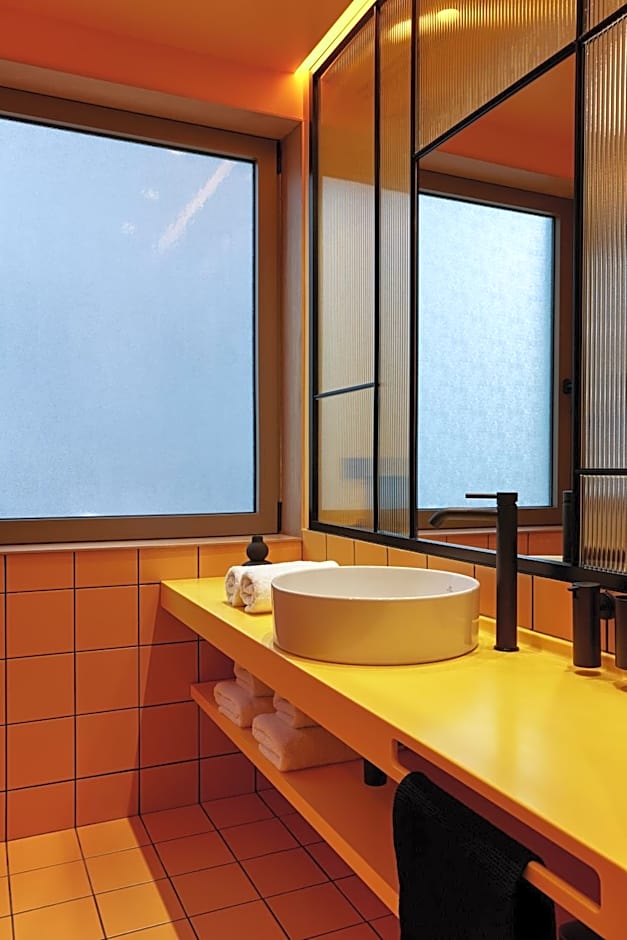 DWELL - Elegant City Stay