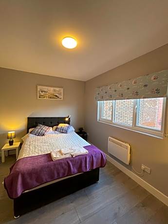 Queen's Park 4 guest flat, full kitchen near train.