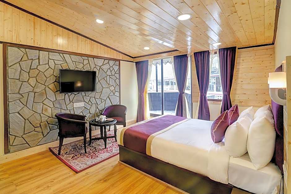 Sumitel Hotel 500 meters from Mall Road