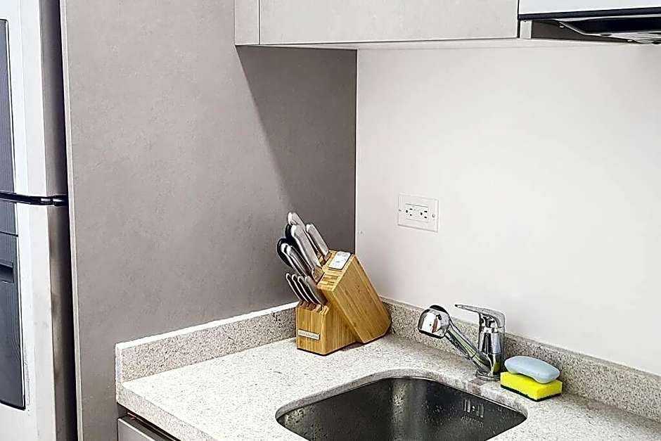 406 Cozy Studio Walking distance to 5th Av