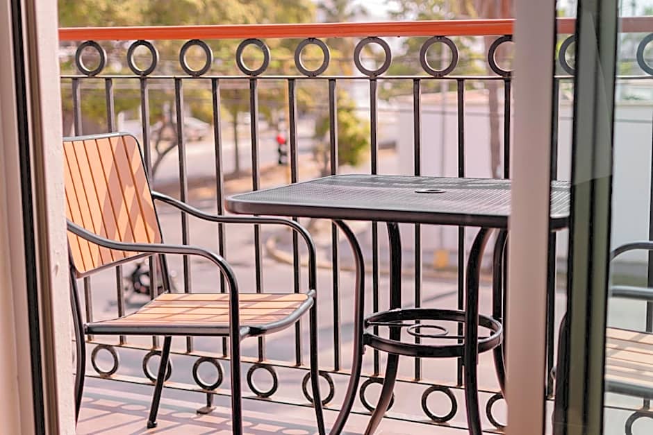 La Lola Hotel & Suites