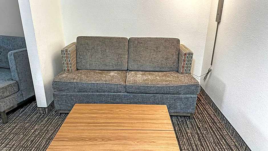 Estherville Hotel & Suites