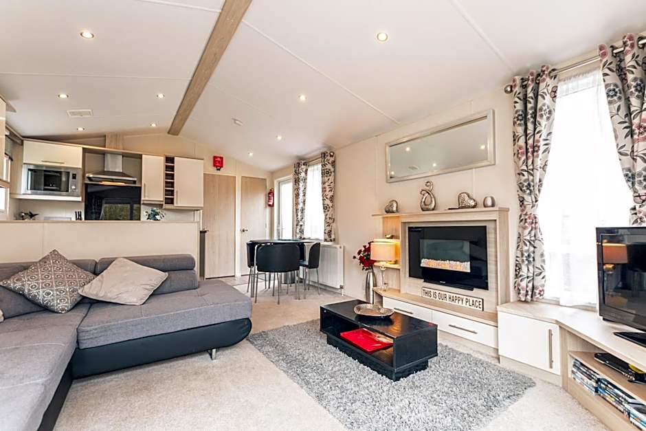 Meadows Lodge with Hot Tub