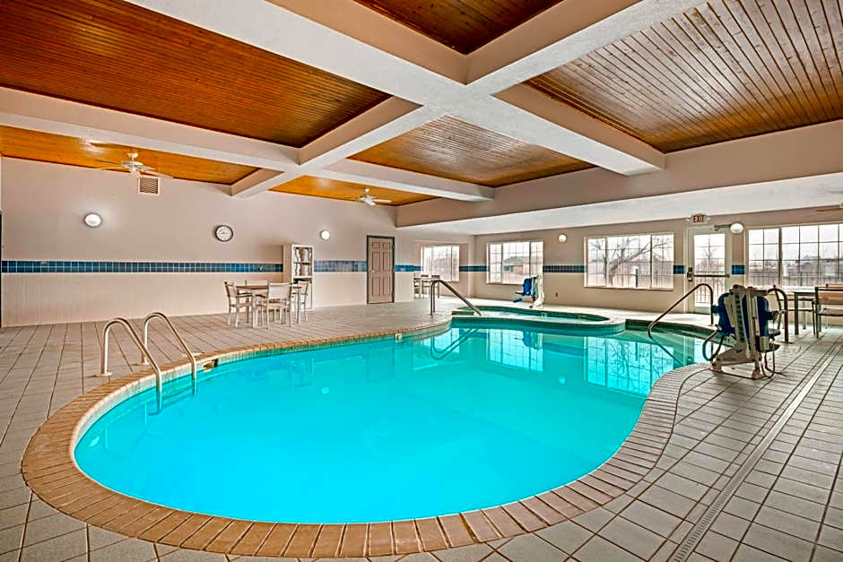 Country Inn & Suites by Radisson, West Bend, WI