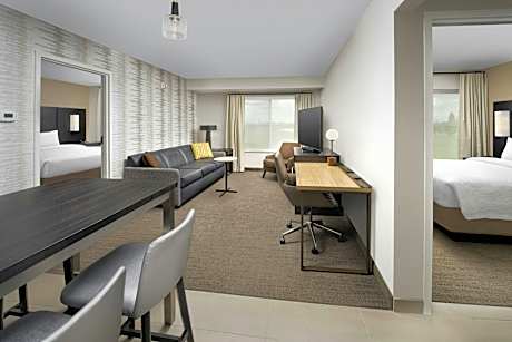 2 Bedroom Suite, Bedroom 1: 1 King, Bedroom 2: 1 Queen, Sofa Bed