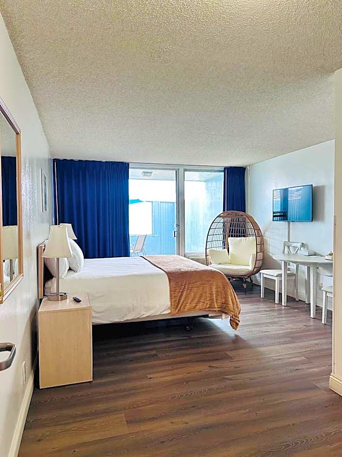 Photo 1 of 7 of 1 Queen Bed, Sea View
