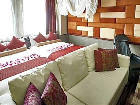 Standard Quadruple Room with Bathtub