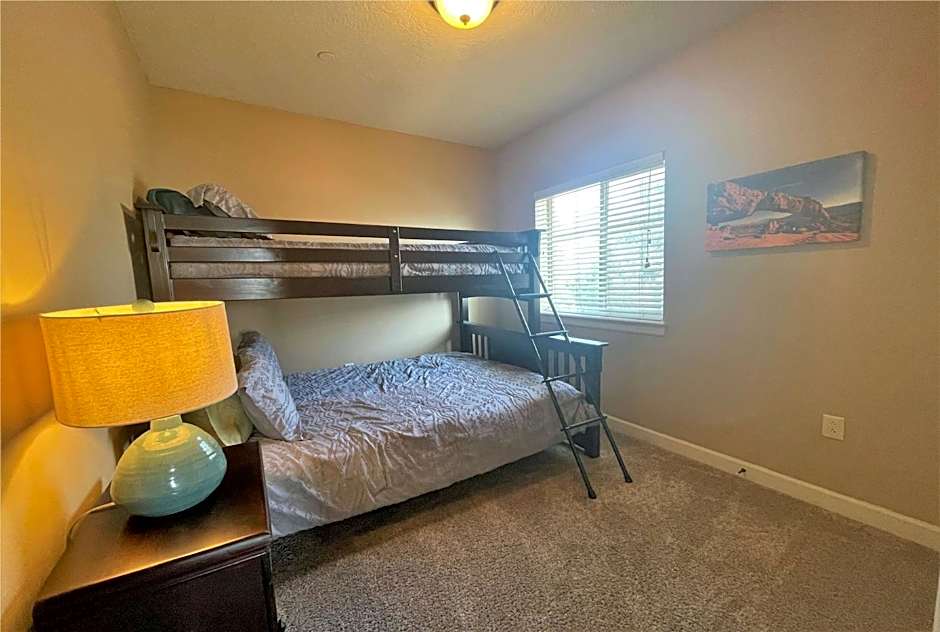 Deluxe Downtown Condo Close to Everything!