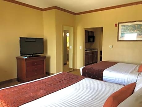 Queen Room with Two Queen Beds and Roll-In Shower- Mobility Access/Non-Smoking