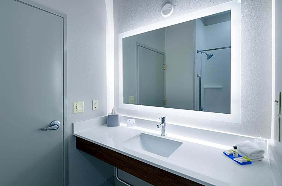 Holiday Inn Express Hotel & Suites Weston By IHG
