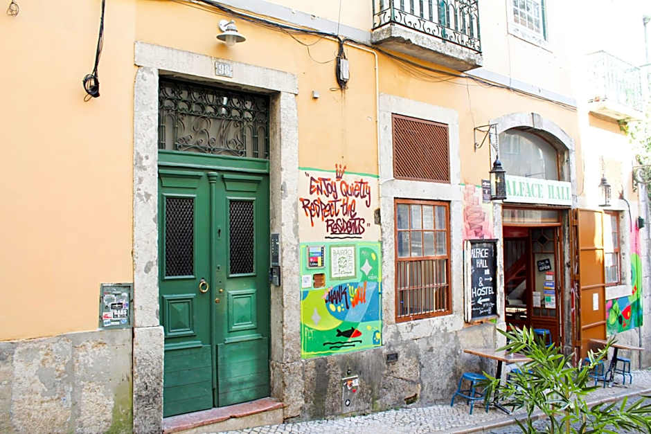 Alface Hall Hostel & Bar