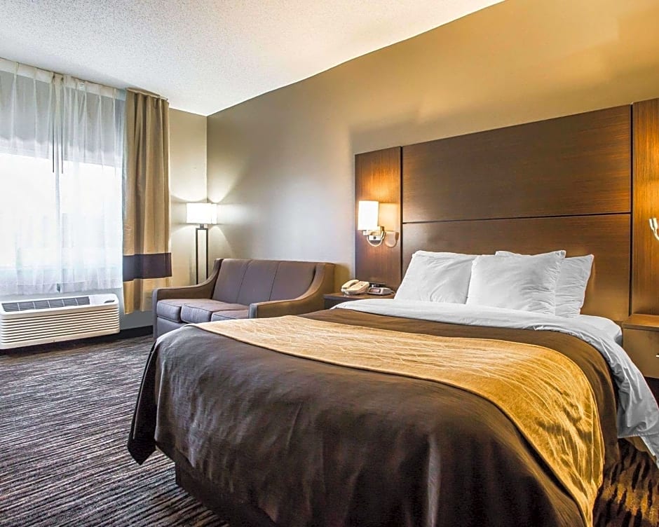 Photo 1 of 8 of 1 Queen Bed, Accessible, Nonsmoking