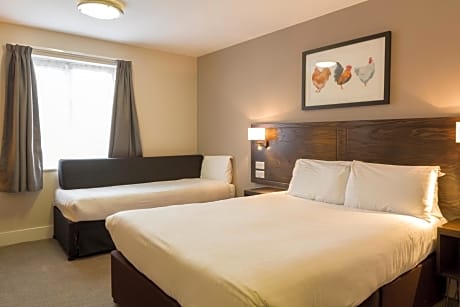 Family Room (2 Adults + 1 Child)