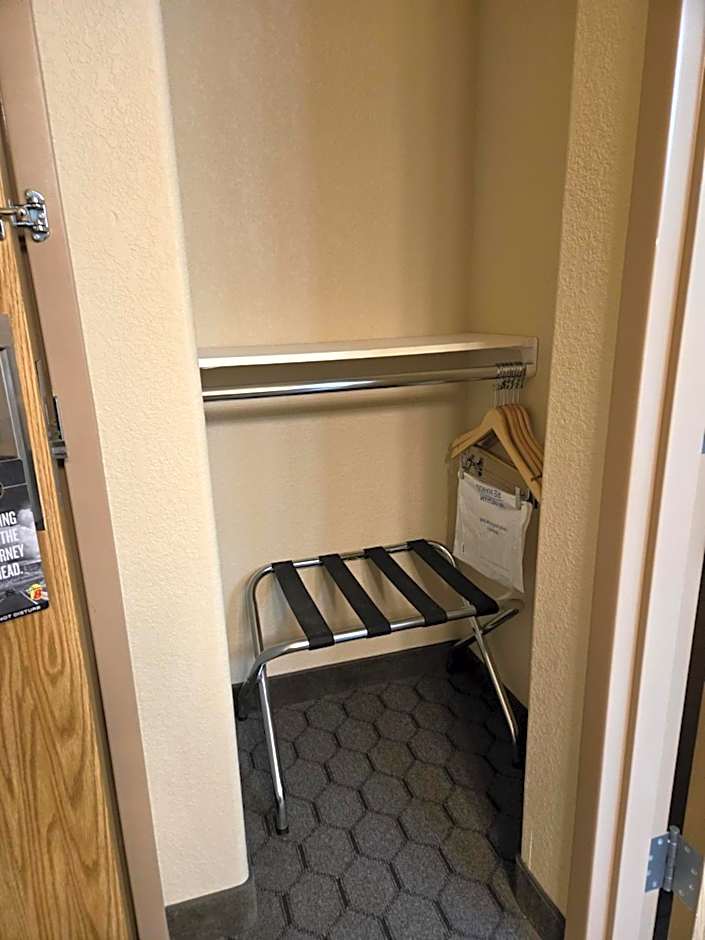 Super 8 by Wyndham Swan River MB