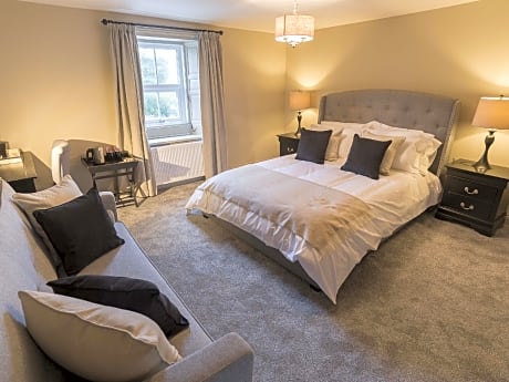 Family room-Luxury-Ensuite with Shower-Street View