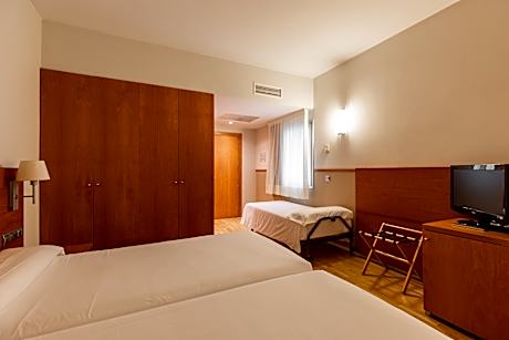 DOUBLE STANDARD ROOM WITH EXTRA BED