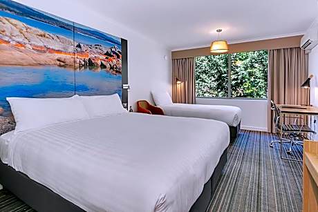 Deluxe King Room with Single Bed
