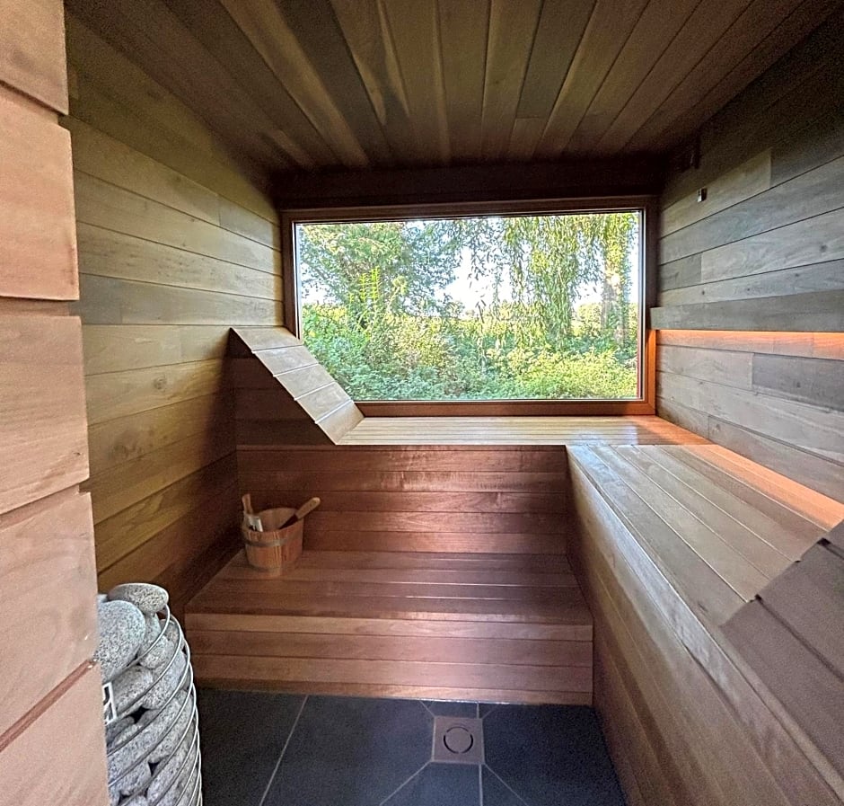 Cabanes avec jacuzzi les pieds dans la vignes