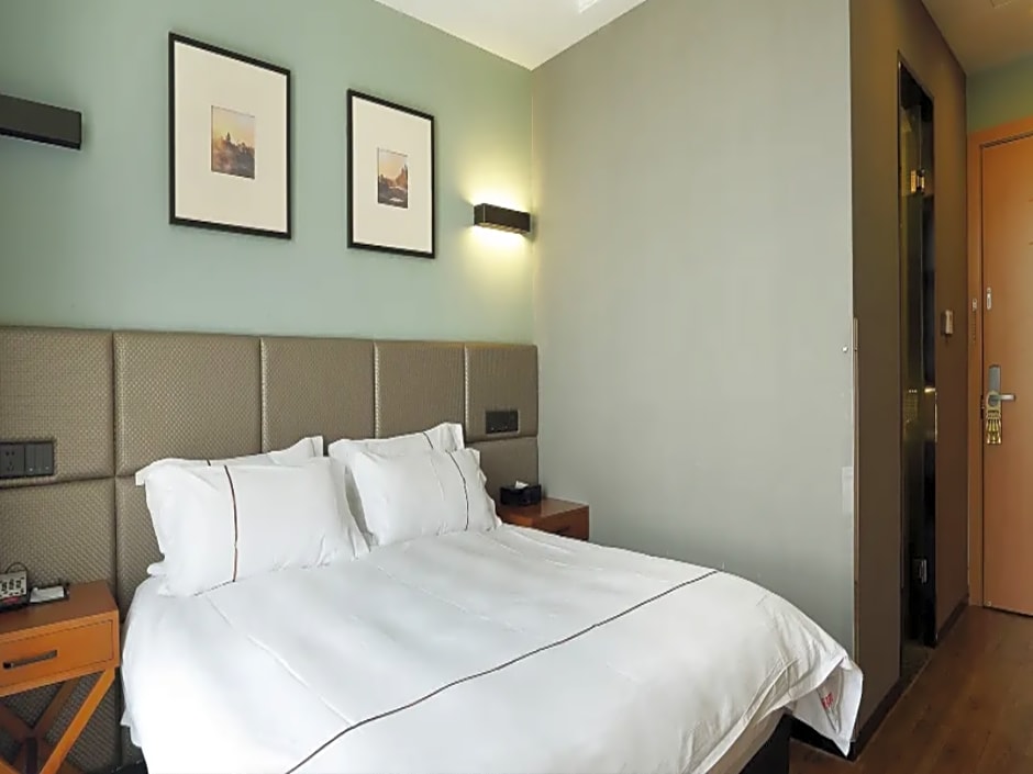 Photo 1 of 8 of Business 1 Queen Bed