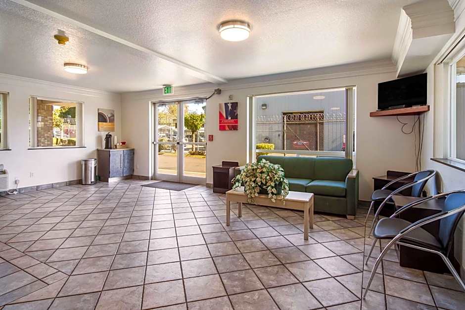 Motel 6 Portland Mall - 205