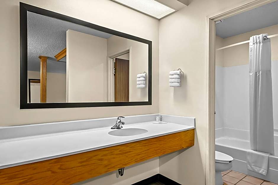 Super 8 by Wyndham Watertown WI