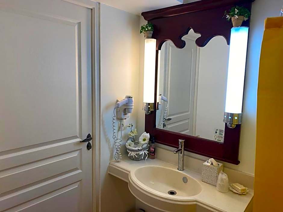 Au beau village studio rez de jardin